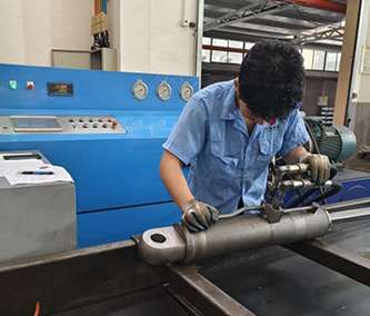 Hydraulic system testing cylinder